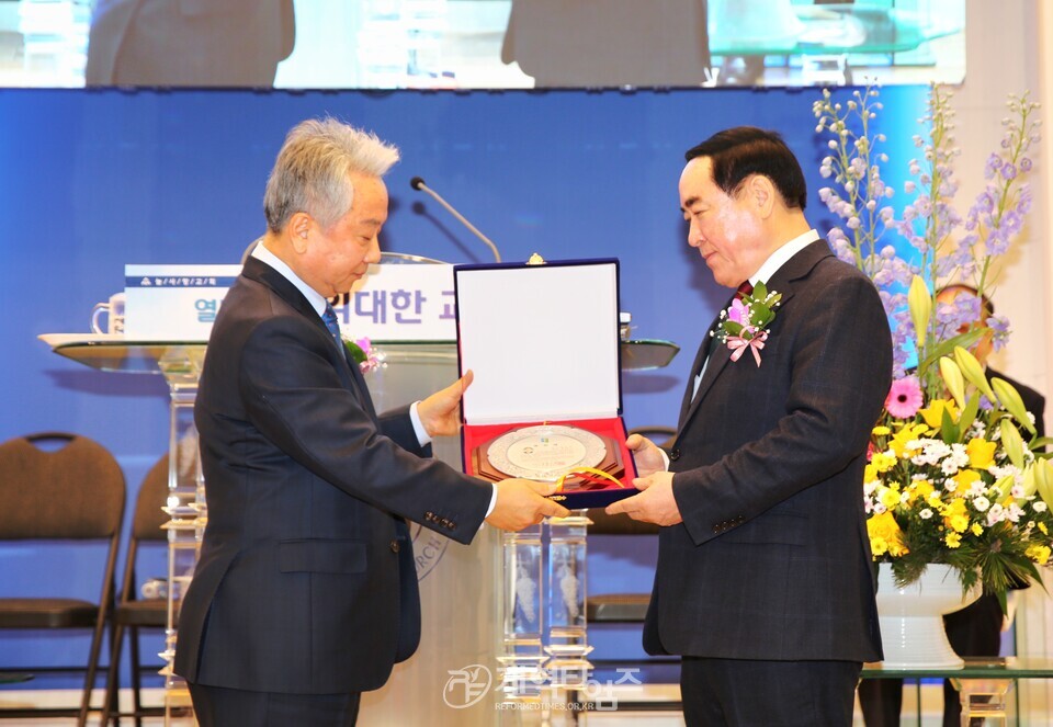 늘사랑교회, 정영기 목사ㆍ송병원 장로 원로 추대 및 담임목사 위임 등 임직 감사예배 모습