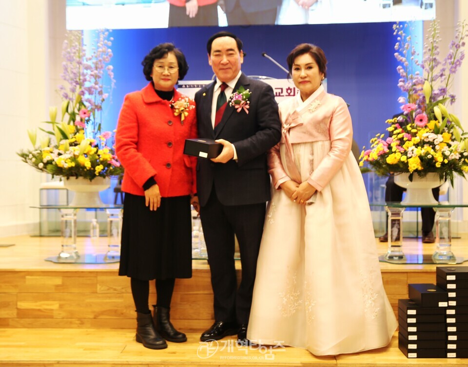 늘사랑교회, 정영기 목사ㆍ송병원 장로 원로 추대 및 담임목사 위임 등 임직 감사예배 모습