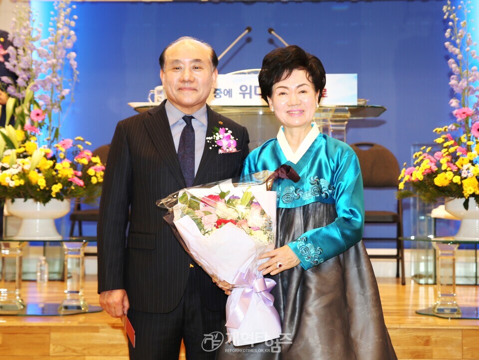 늘사랑교회, 정영기 목사ㆍ송병원 장로 원로 추대 및 담임목사 위임 등 임직 감사예배 모습