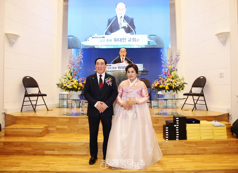 늘사랑교회, 정영기 목사ㆍ송병원 장로 원로 추대 및 담임목사 위임 등 임직 감사예배 모습