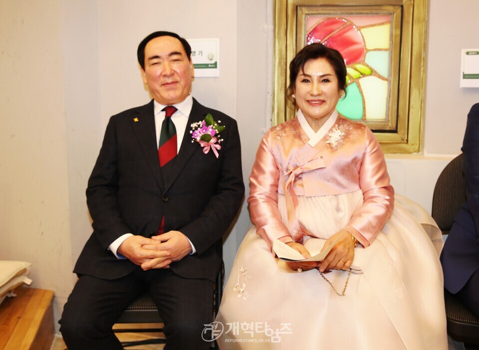 늘사랑교회, 정영기 목사ㆍ송병원 장로 원로 추대 및 담임목사 위임 등 임직 감사예배 모습