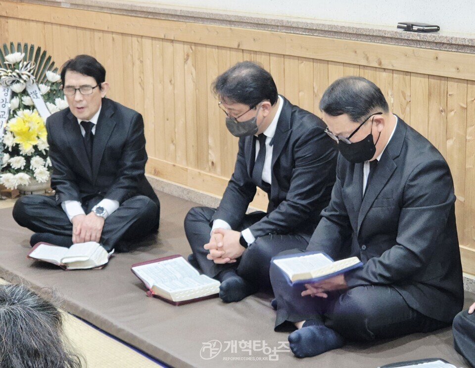 직전 장로 부총회장 김형곤 장로 부친상 모습
