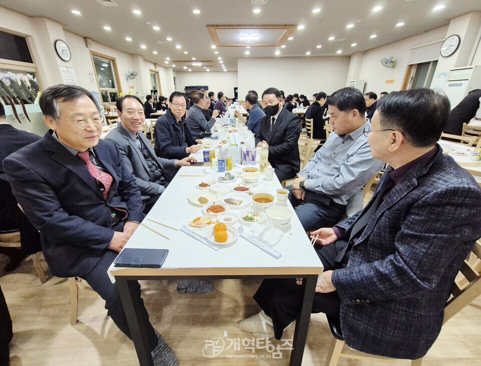 직전 장로 부총회장 김형곤 장로 부친상 모습