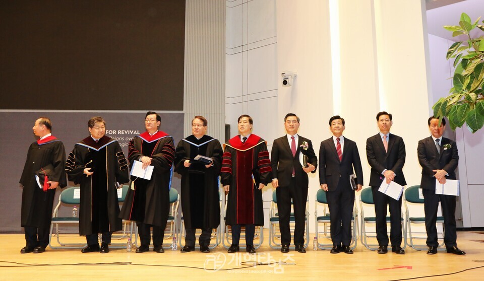 총신대 신학대학원, ‘2025학년도 졸업 및 학위수여식' 모습