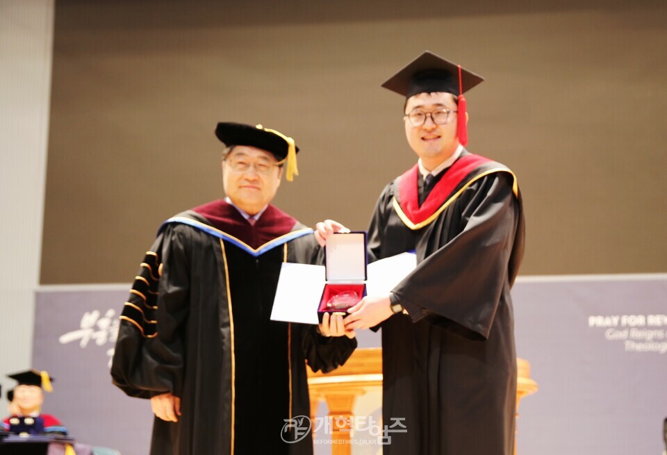 총신대 신학대학원, ‘2025학년도 졸업 및 학위수여식' 모습