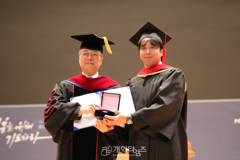 총신대 신학대학원, ‘2025학년도 졸업 및 학위수여식' 모습