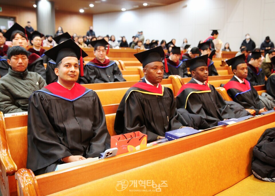 총신대 신학대학원, ‘2025학년도 졸업 및 학위수여식' 모습