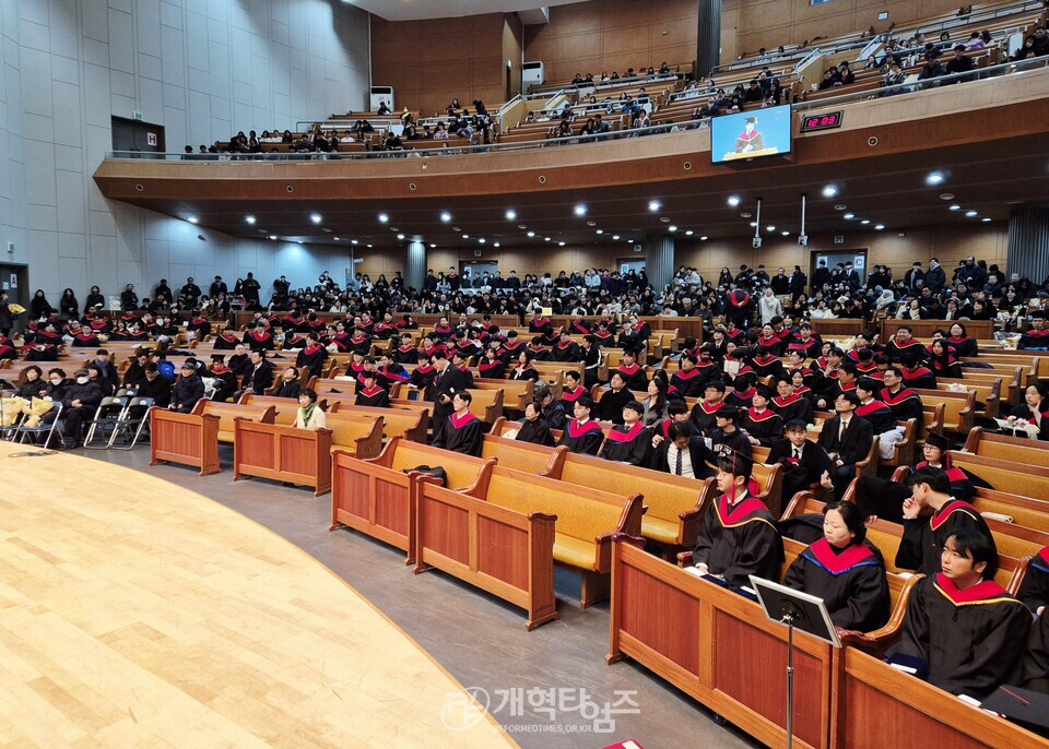 총신대 신학대학원, ‘2025학년도 졸업 및 학위수여식' 모습