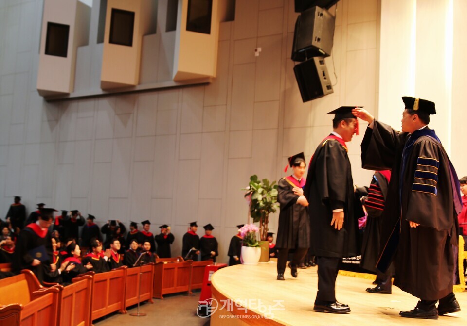 총신대 신학대학원, ‘2025학년도 졸업 및 학위수여식' 모습