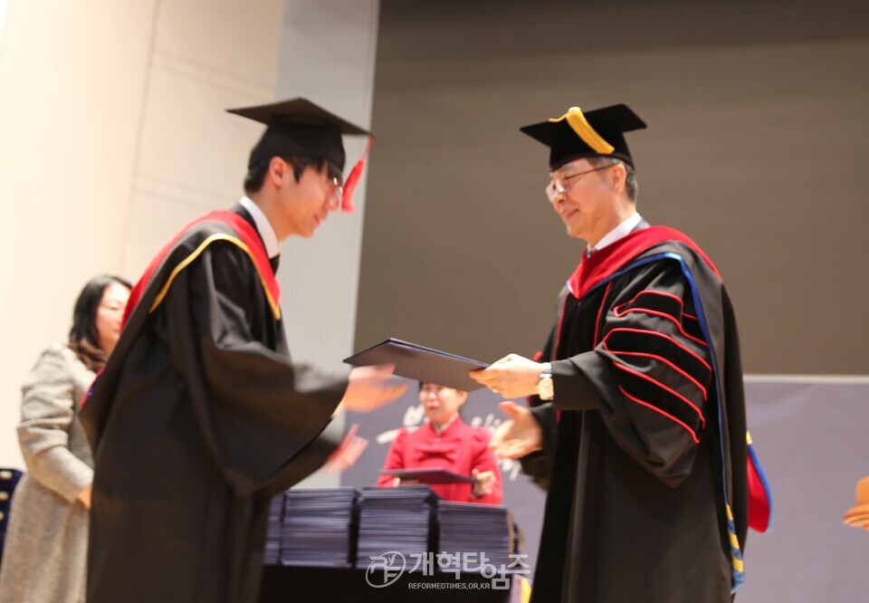 총신대 신학대학원, ‘2025학년도 졸업 및 학위수여식' 모습