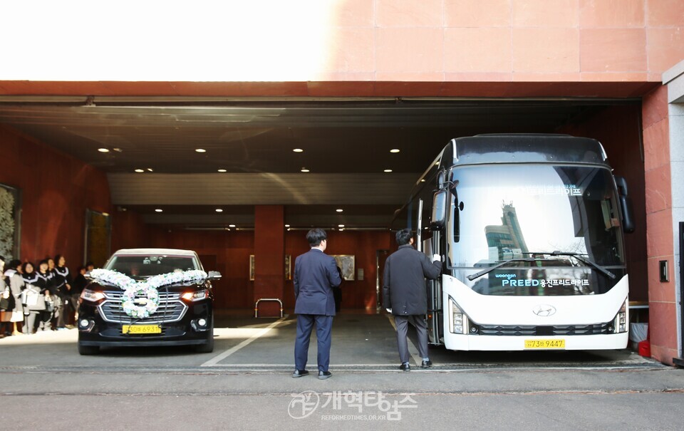 총회장 장봉생 목사, 모친 故 이상운 권사 장례예배 모습