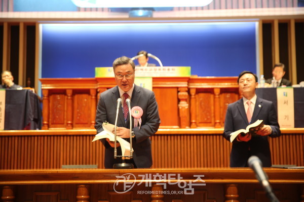 교회실사처리위원회 보고를 하는 위원장 정계규 목사와 서기 김종철 목사