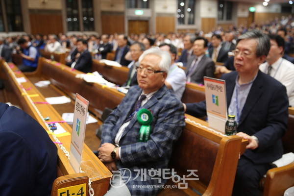 재판국 보고를 비켜보는 모습