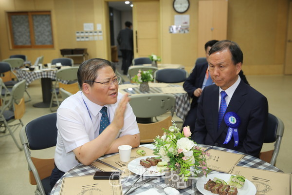 총신대 총장과 담소를 나누는 부총회장 소강석 목사