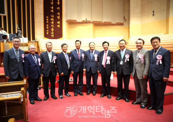 파회 후 총회 임원들이 함께 한 모습