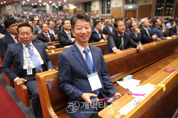 활짝 웃고 있는 중부노회 김용제 목사