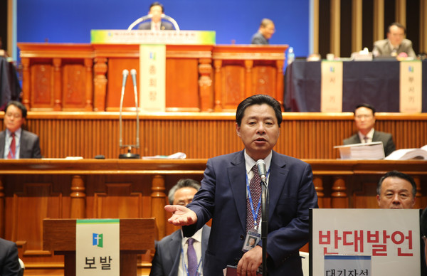 노회 분립 청원을 철회하겠다고 발언하는 윤남철 목사