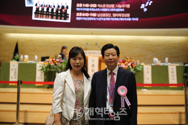 제103회 총회 부총회장 당선 직후 김종준 목사와 서인숙 사모 모습