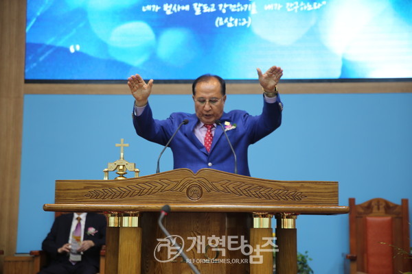 부총회장 취임 감사예배에서 축도하는 증경총회장 안명환 목사