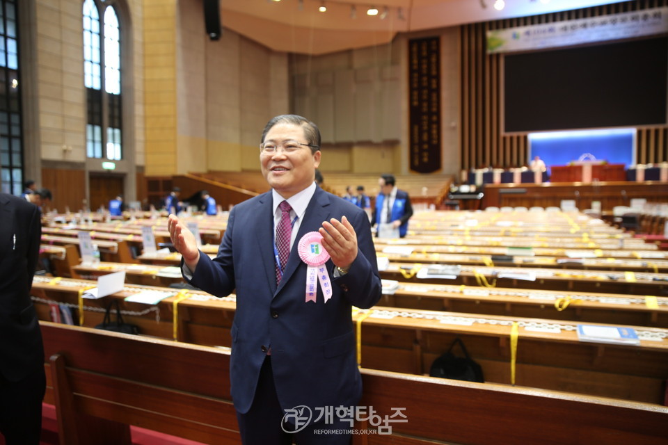 부총회장에 당선된 소강석 목사 모습