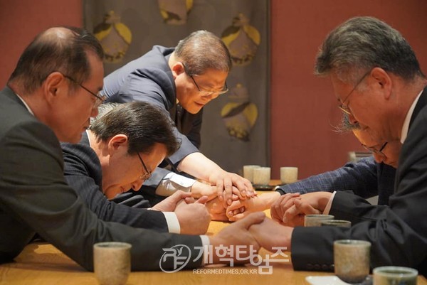 사랑의교회 갱신성도들과 합의각서 교환 모습
