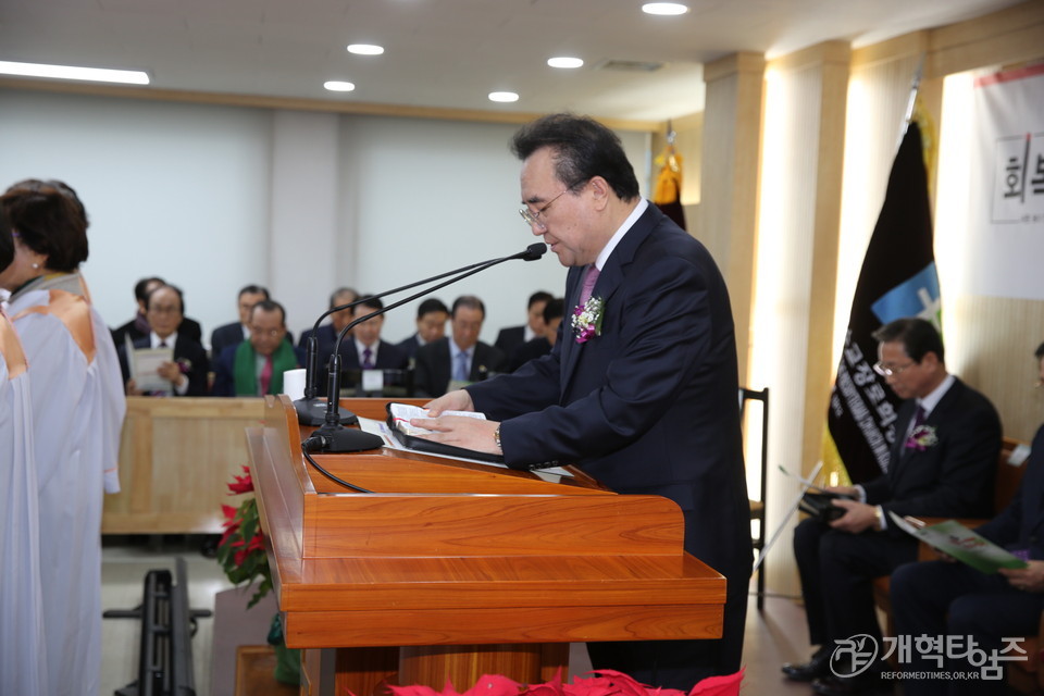 성경봉독 하는 부서기 김한성 목사 모습