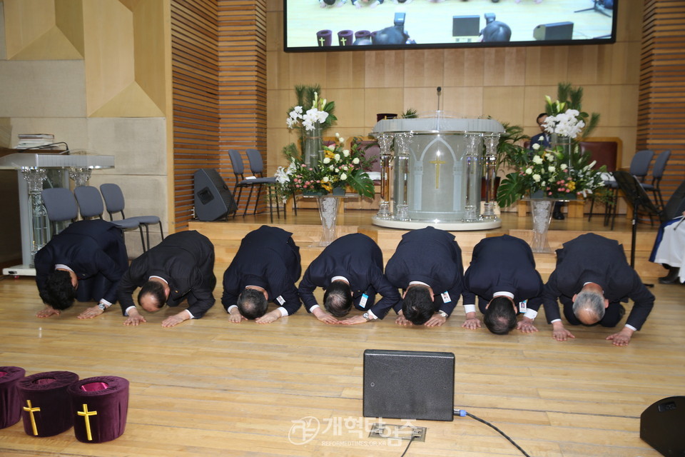 큰 절로 새해인사하는 서울지역남전도회연합회 임원들 모습