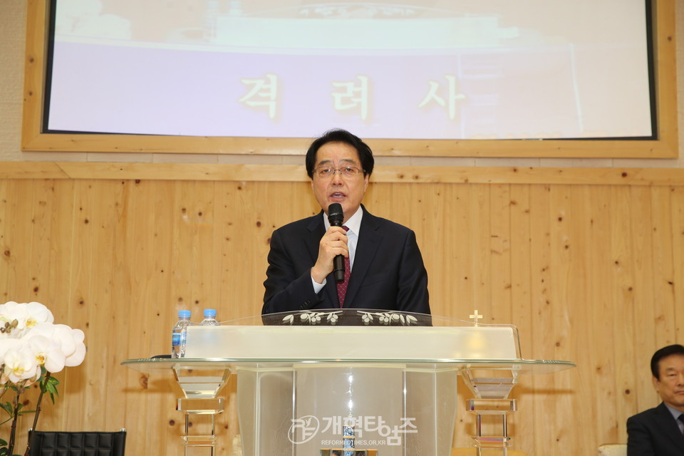 김성경 목사 측 한성노회 분립예배, (가칭)개성노회, 총회 정치부장 함성익 목사 모습