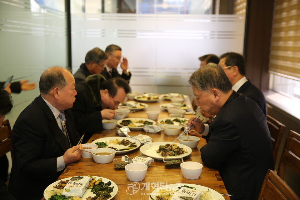 총회 임원회 후 오곡밥과 나물로 점심식사 모습