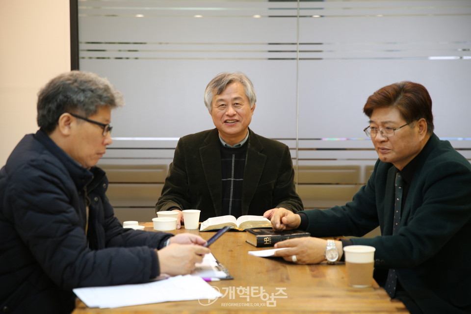 고시부 임원회의 모습