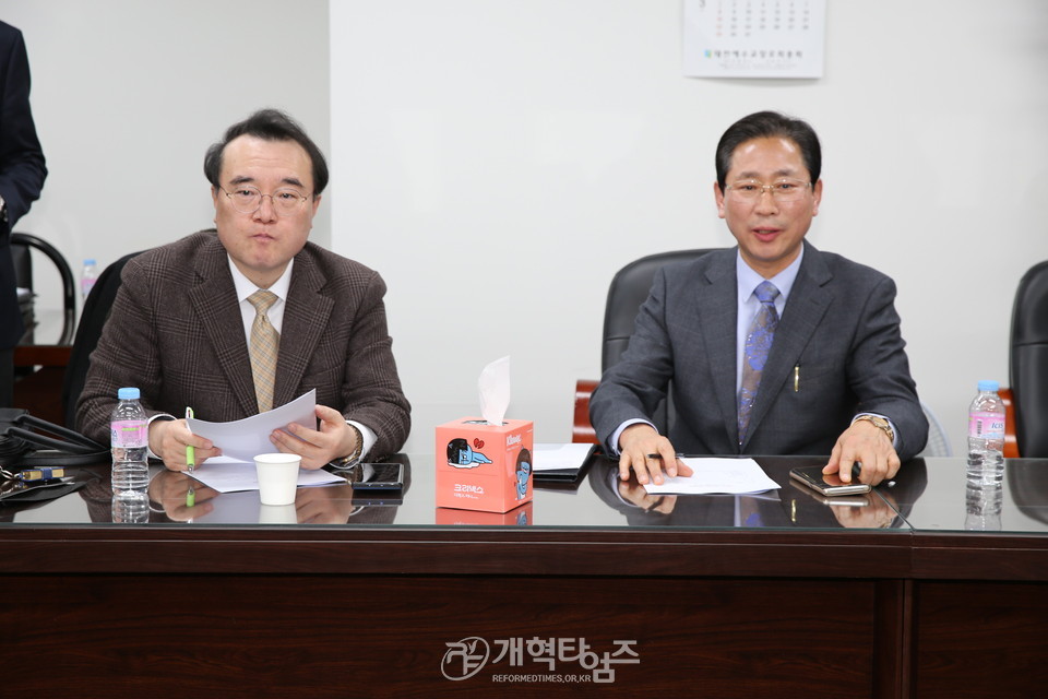 총회 임원회 제14차 회의, 서기 정창수 목사, 부서기 김한성 목사 모습
