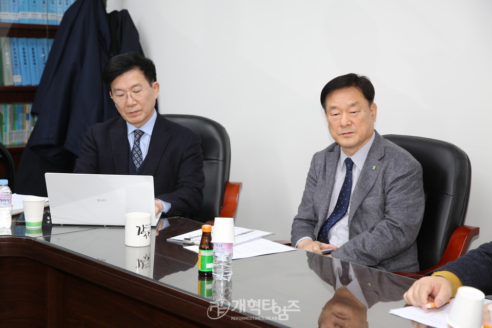 한국교회총연합, 긴급 총무단 연석회의 열어, 예장 합동 총무 최우식 목사, 한교총 사무총장 신평식 목사