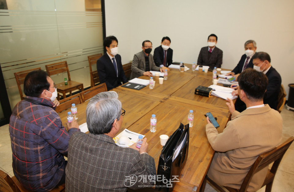 중부노회 조사처리 및 분립위원회 양측 참석 논의 모습