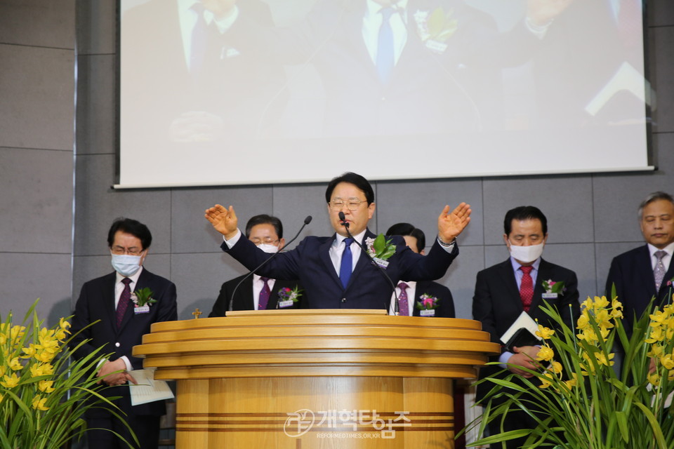 축도하는 분립위원회 총무 박세형 목사