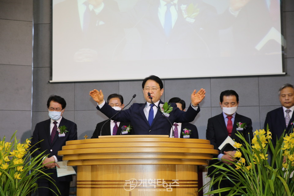 축도하는 분립위원회 총무 박세형 목사