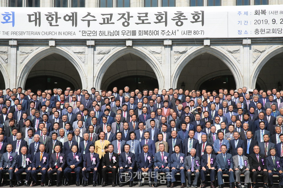 제104회 총회, 총회 회록 서기 박재신 목사 모습
