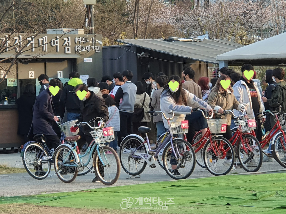 주말의 여의도한강공원, 자전거 대여소 모습