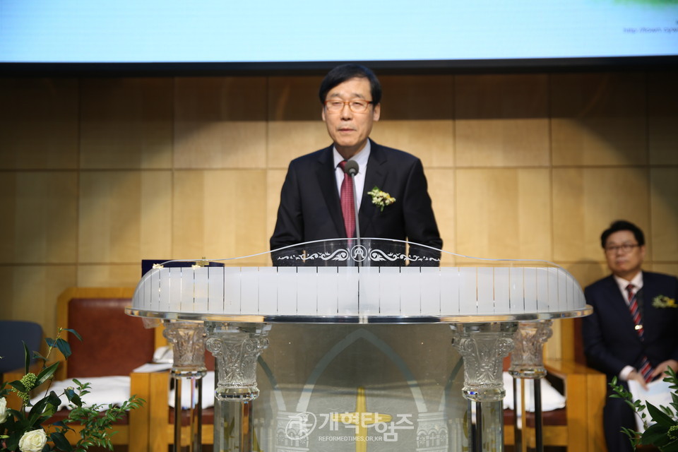 서울지역노회협의회에서 축사하는 권순웅목사 모습