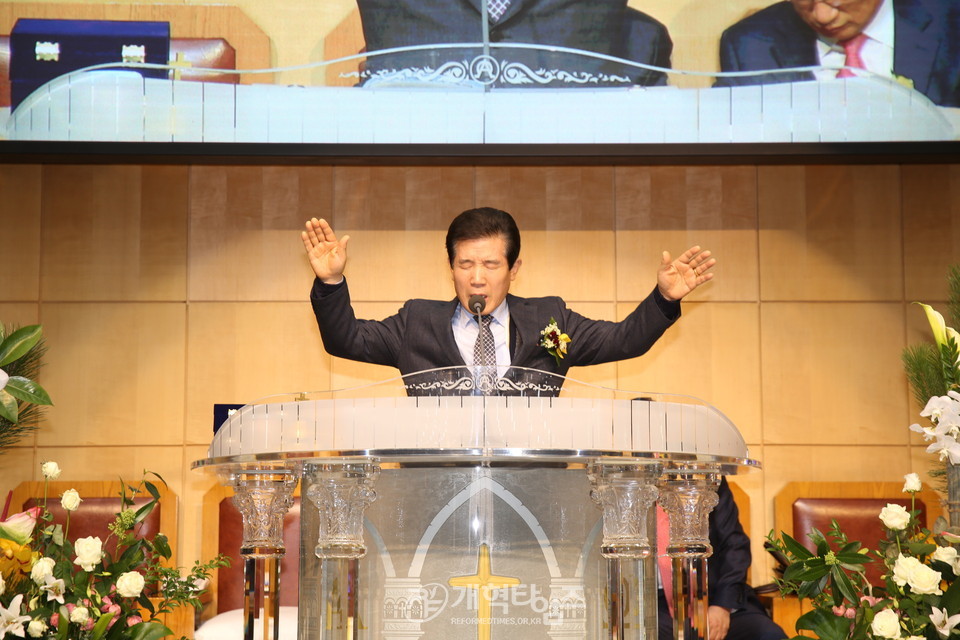 서울지역노회협의회 신년하례회에서 축도하는 김상현 목사 모습