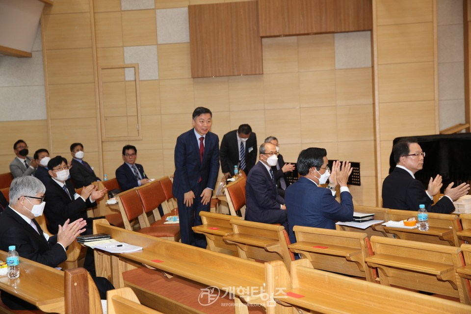 총대로 선출된 후 감사 인사하는 박성규 목사와 허은 목사