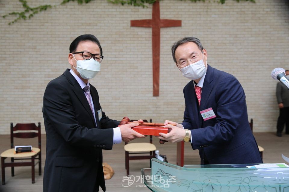 서울남노회 제89회 정기회, 신임 노회장에게 고퇴를 전하는 모습