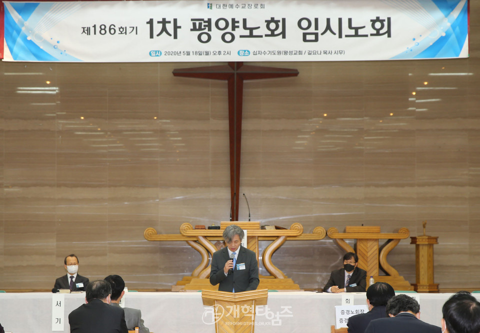 제186회기 1차 임시회, 사과하는 빛과진리교회 김명진 목사 모습