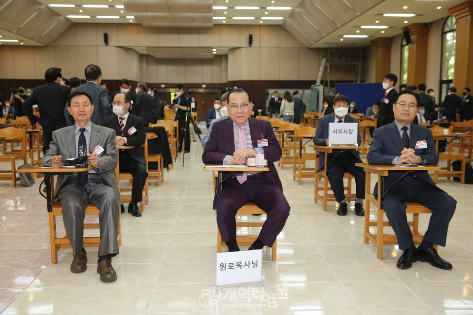 평양노회 제186회기 1차 임시회, 증경총회장 길자연 목사 모습(중앙)