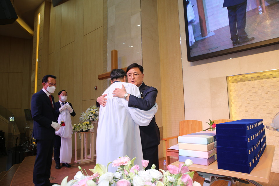 광주중앙교회 「임직 및 은퇴 감사예배」, 신임 장로들을 품어주는 석찬영 목사 모습