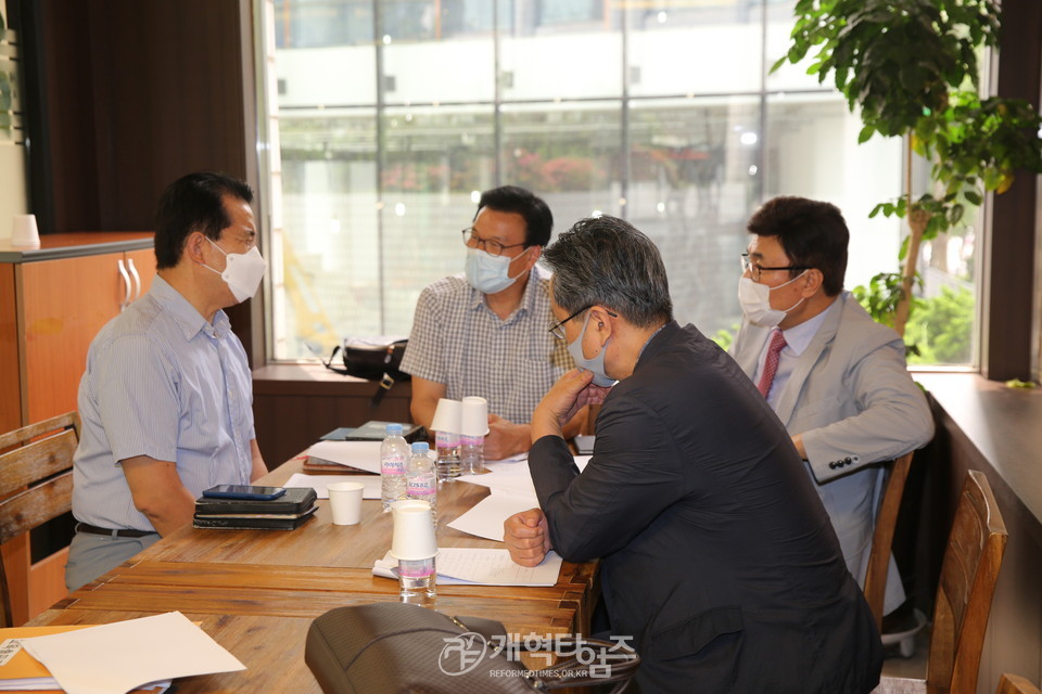 총회 교육부 임원회 심각한 회의 모습