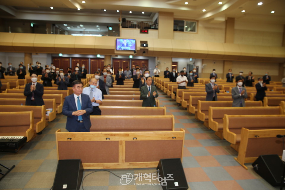 배광식 목사를 제105회 부총회장 후보로 기립 박수로 추대하는 남울산노회 모습