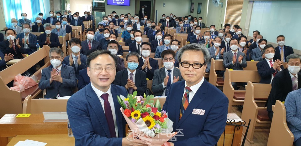 대구노회에서 제105회 총회 부총회장 후보로 추천받은 후 노회장 임종구 목사와 함께 한 남태섭 목사 모습