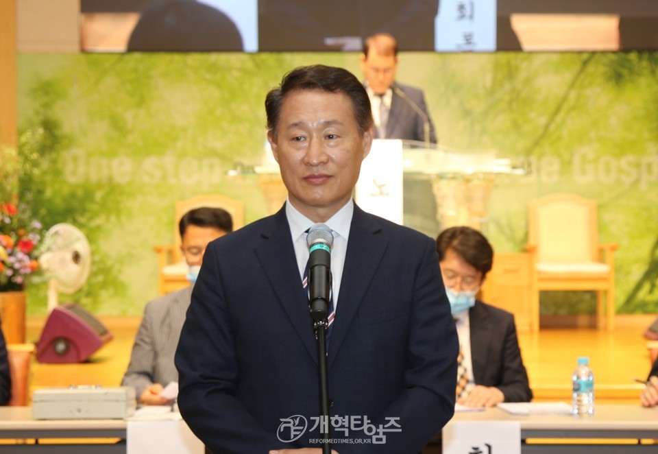 동부산노회 임시회에서 총회 서기 후보로 추천받은 허은 목사 모습