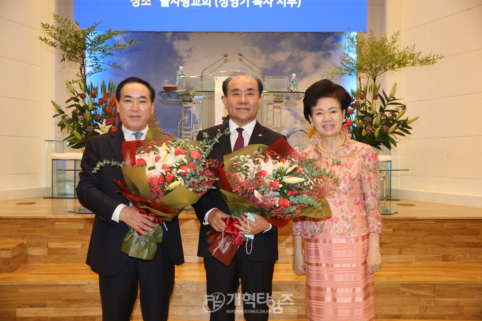 담임 정영기 목사와 함께한 모습