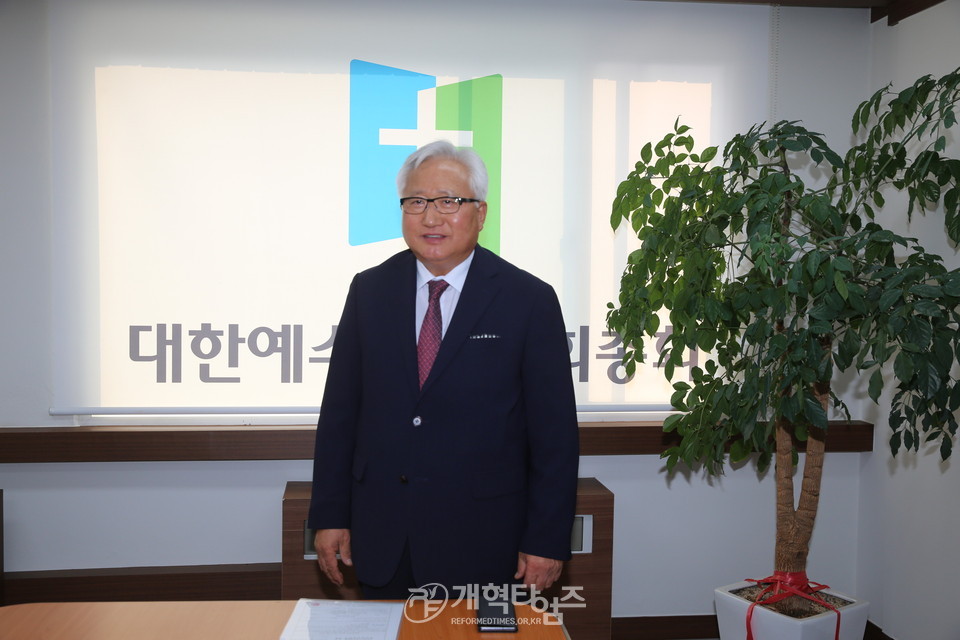 총회 부회록서기 후보 신규식 목사 모습